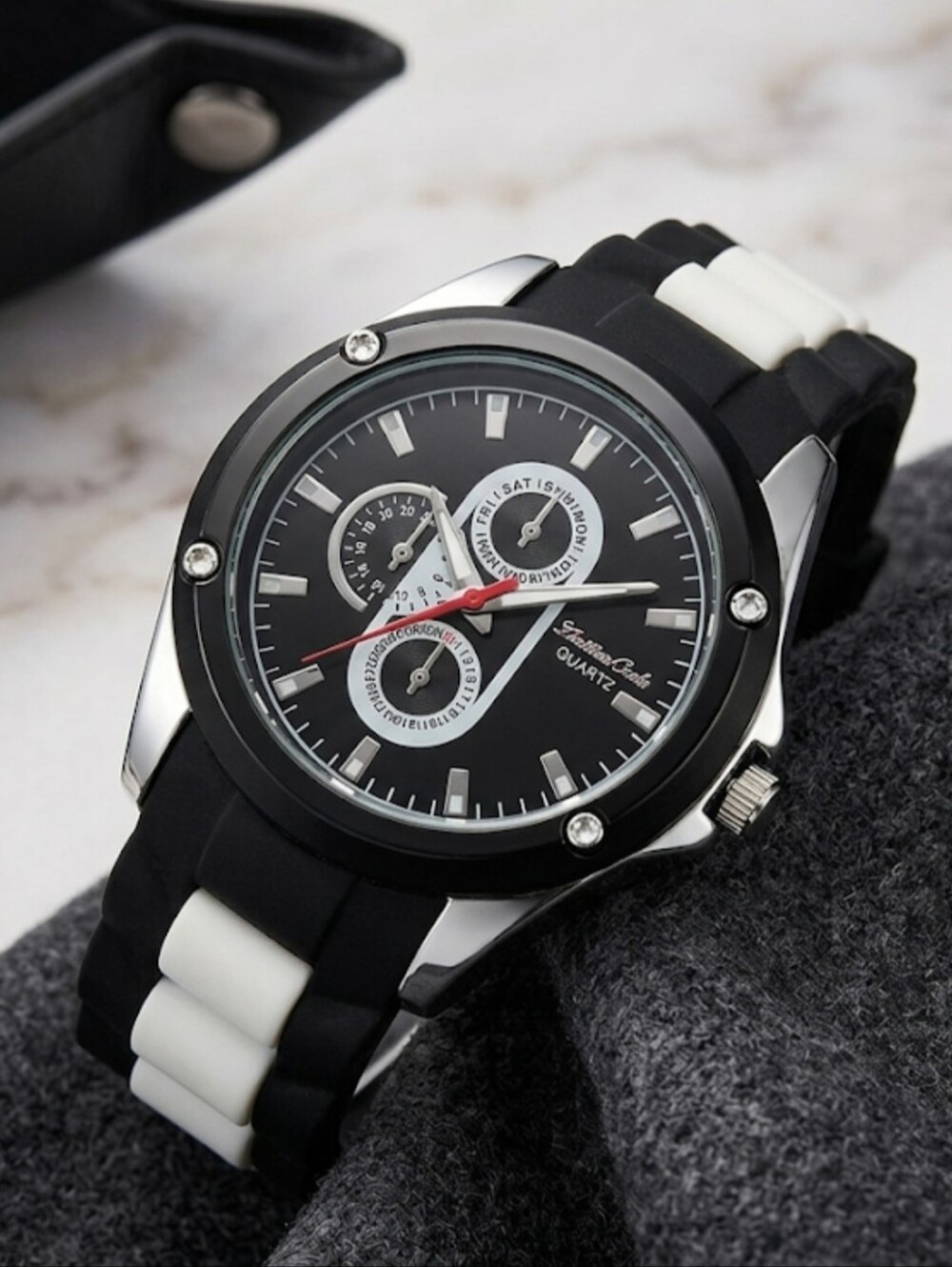 LG Face Monte Carlo Men’s Watch 33541 | Black & White Silicone Link Band Sporty